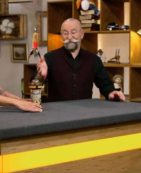 „Ich mag ja Litfaßsäulen“, erklärte Horst Lichter, als er das schmucke Stück genauer inspizierte. (Bild: ZDF)