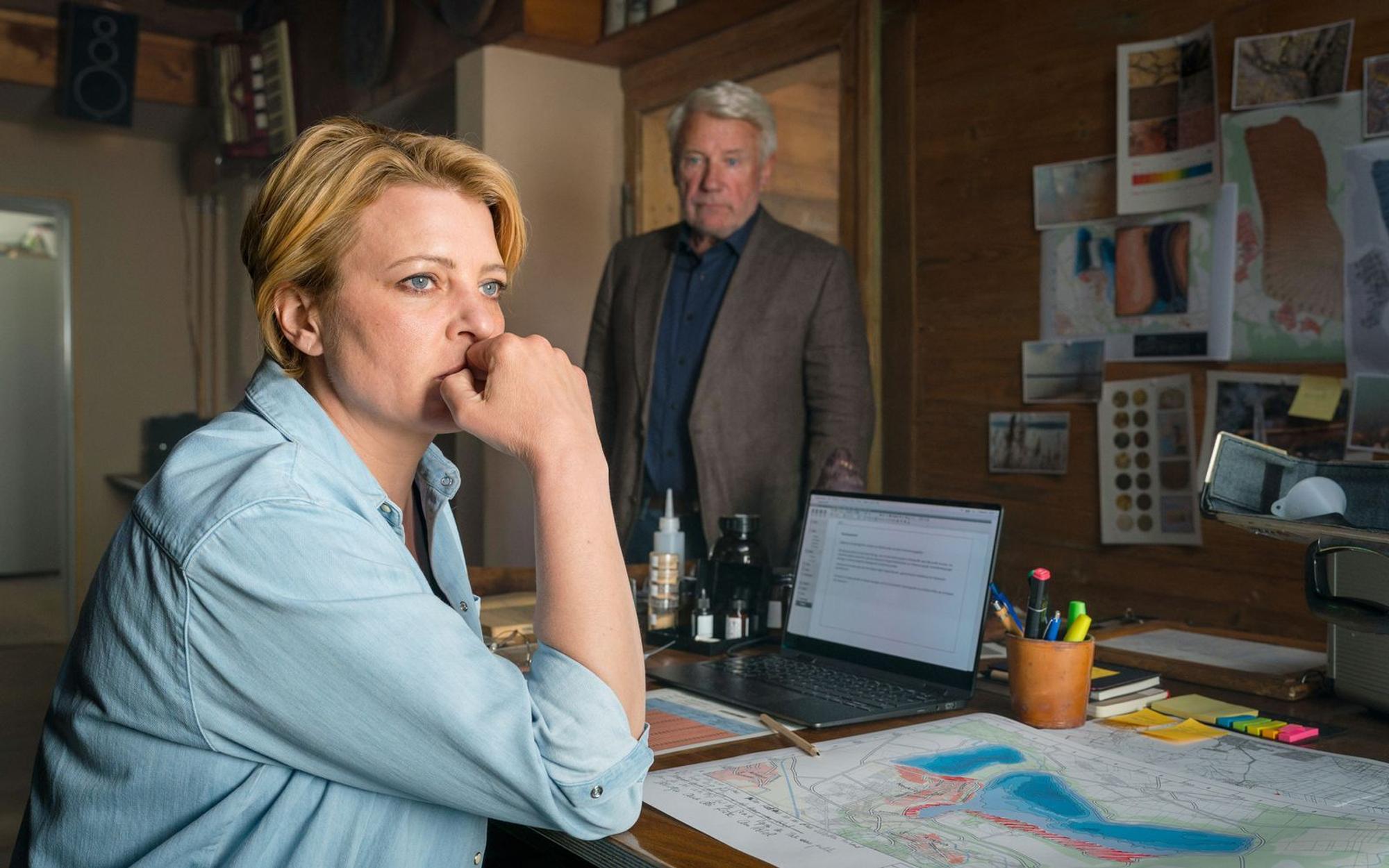 Im ZDF-Film „Neues Land“ spielt Jördis Triebel eine Geologin, die entgegen dem Willen ihres Vaters, dem Bürgermeister Walter Sedlitz (Jörg Schüttauf), Wasserproben aus einem gefluteten Restloch nimmt. (Bild: ZDF/Steffen Junghans)