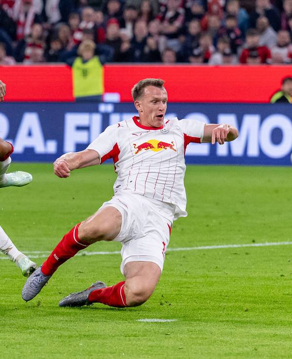 Luis Diaz schießt gegen Leipzig ein Tor.