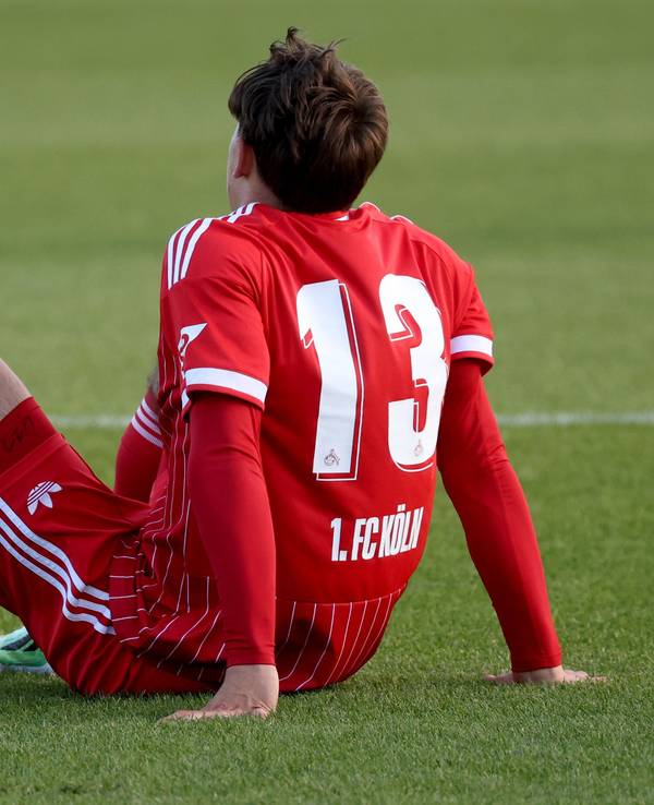 Cenny Neumann s (13) von Köln beim U23 Fußball Regionalliga-West Spiel zwischen FC Schalke 04 und dem 1.FC Köln sitzt verletzt auf dem Rasen.