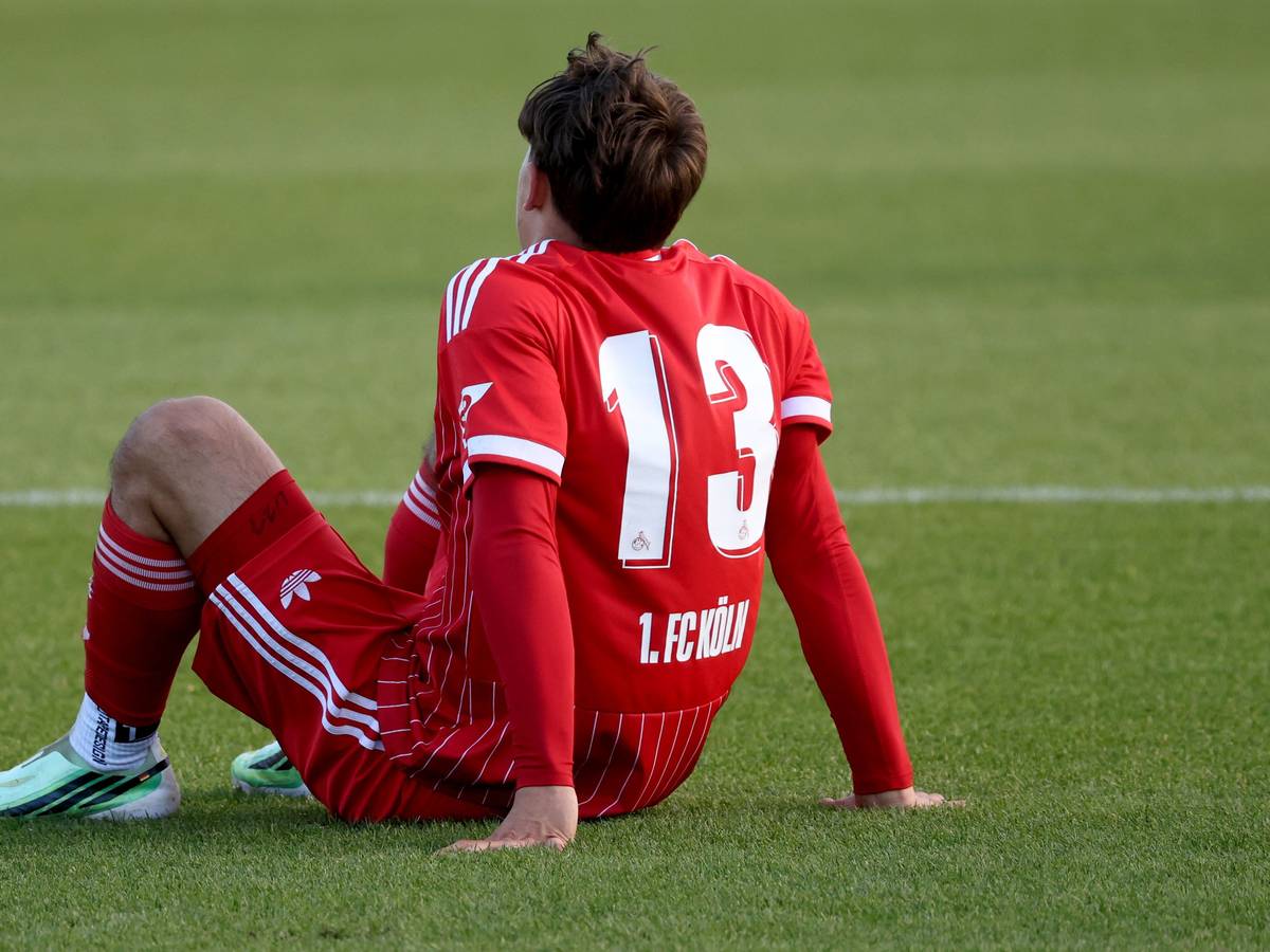 Cenny Neumann s (13) von Köln beim U23 Fußball Regionalliga-West Spiel zwischen FC Schalke 04 und dem 1.FC Köln sitzt verletzt auf dem Rasen.