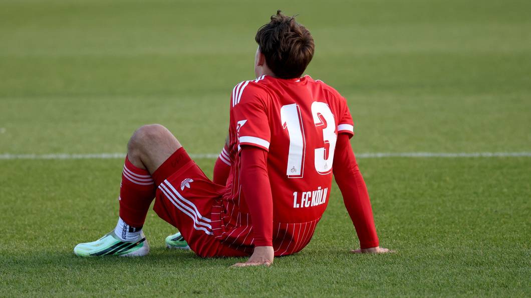Cenny Neumann s (13) von Köln beim U23 Fußball Regionalliga-West Spiel zwischen FC Schalke 04 und dem 1.FC Köln sitzt verletzt auf dem Rasen.
