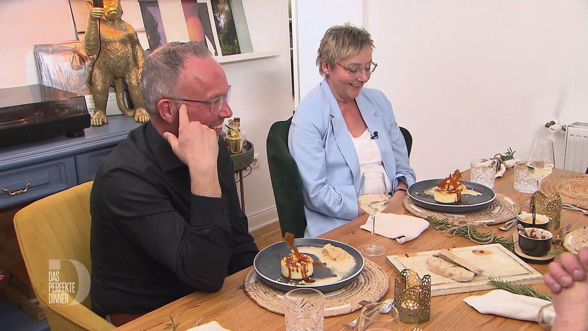 Der Nachtisch macht Andreas und Hannelore restlos glücklich. (Bild: RTL)