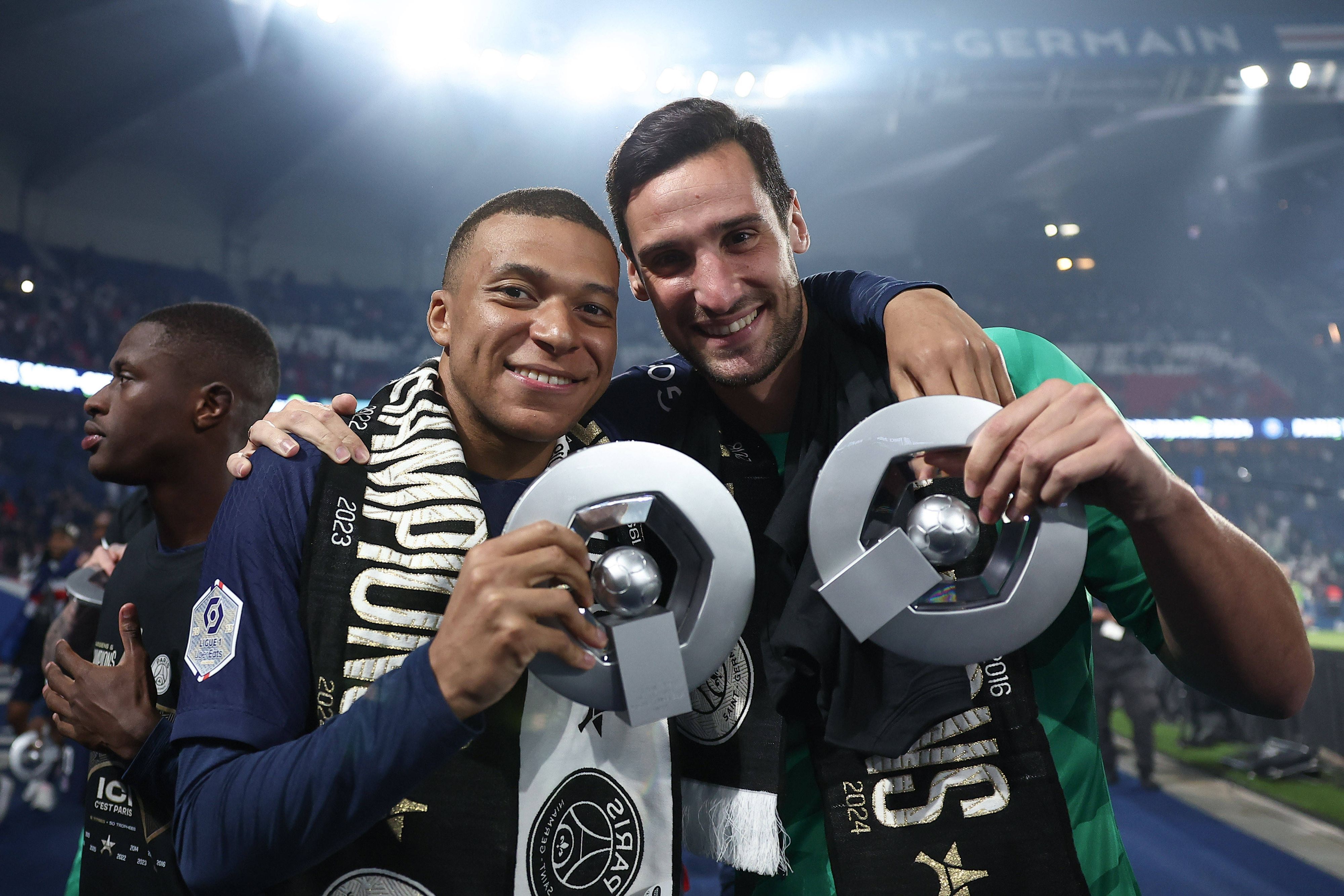 Kylian Mbappé und Sergio Rico feierten am 12. Mai 2024 die französische Meisterschaft mit der Trophee de la Ligue 1.