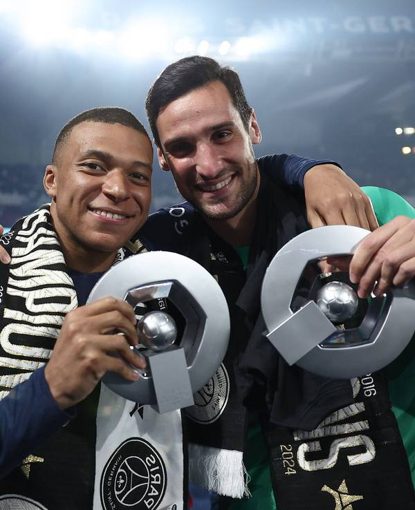 Kylian Mbappé und Sergio Rico feierten am 12. Mai 2024 die französische Meisterschaft mit der Trophee de la Ligue 1.
