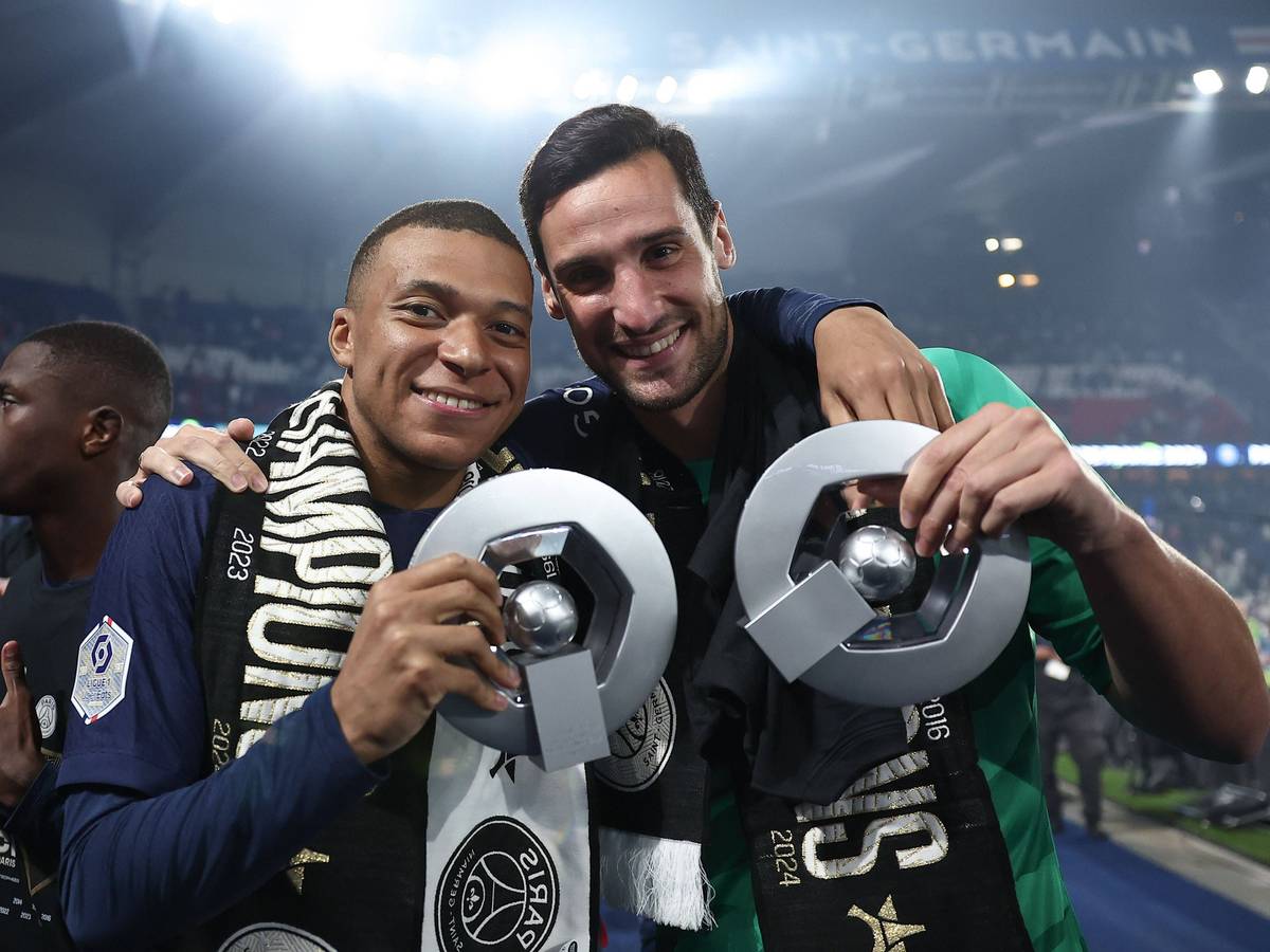 Kylian Mbappé und Sergio Rico feierten am 12. Mai 2024 die französische Meisterschaft mit der Trophee de la Ligue 1.