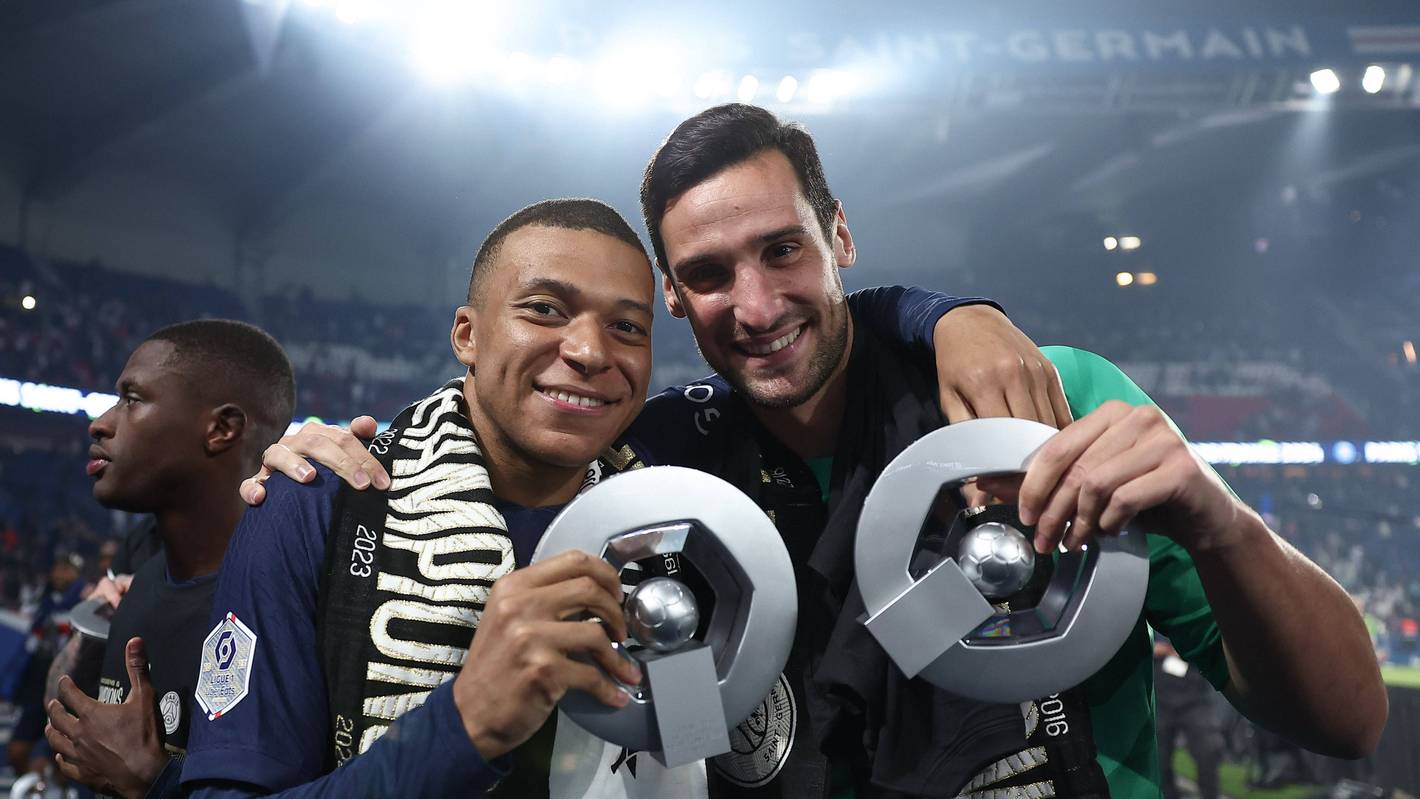 Kylian Mbappé und Sergio Rico feierten am 12. Mai 2024 die französische Meisterschaft mit der Trophee de la Ligue 1.