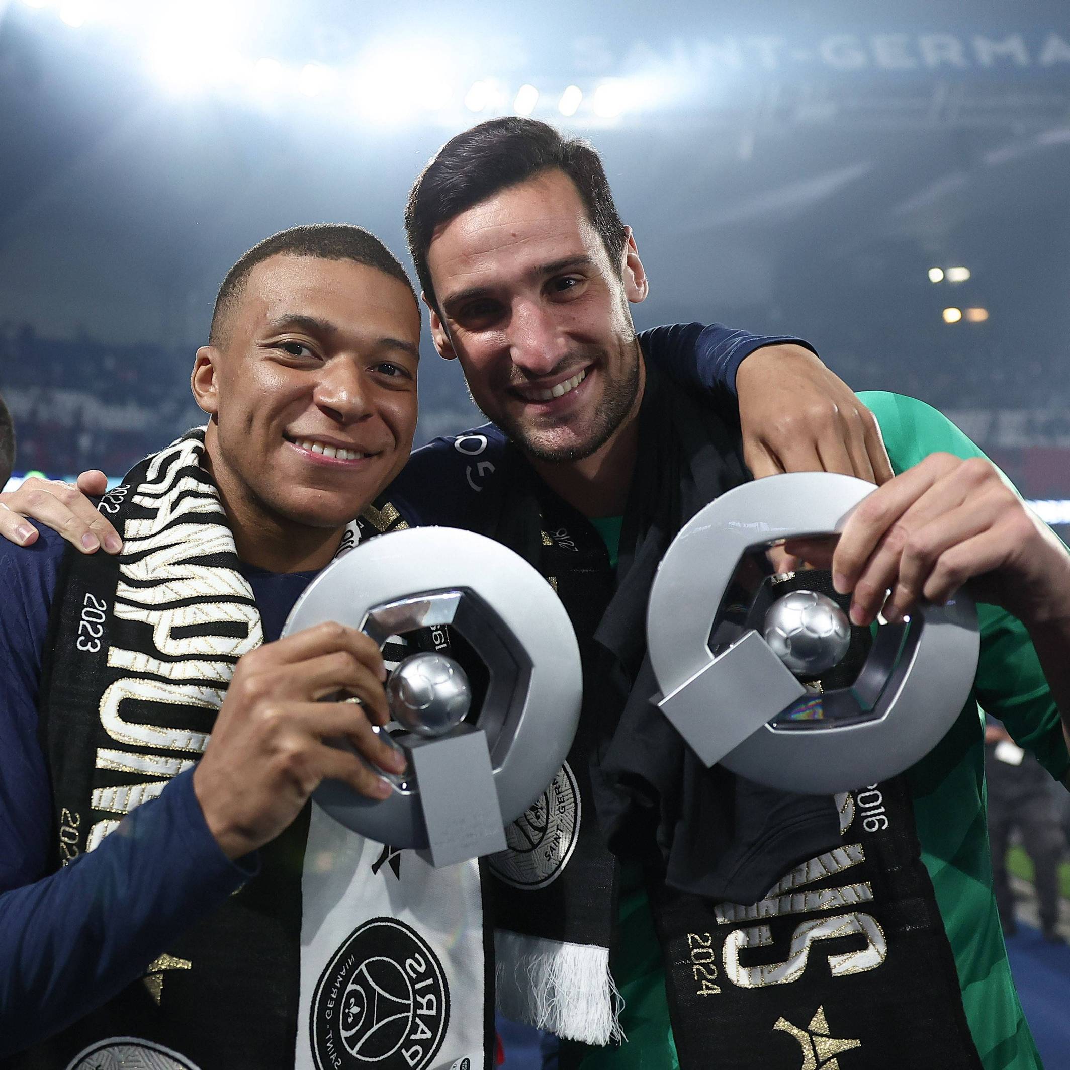 Kylian Mbappé und Sergio Rico feierten am 12. Mai 2024 die französische Meisterschaft mit der Trophee de la Ligue 1.