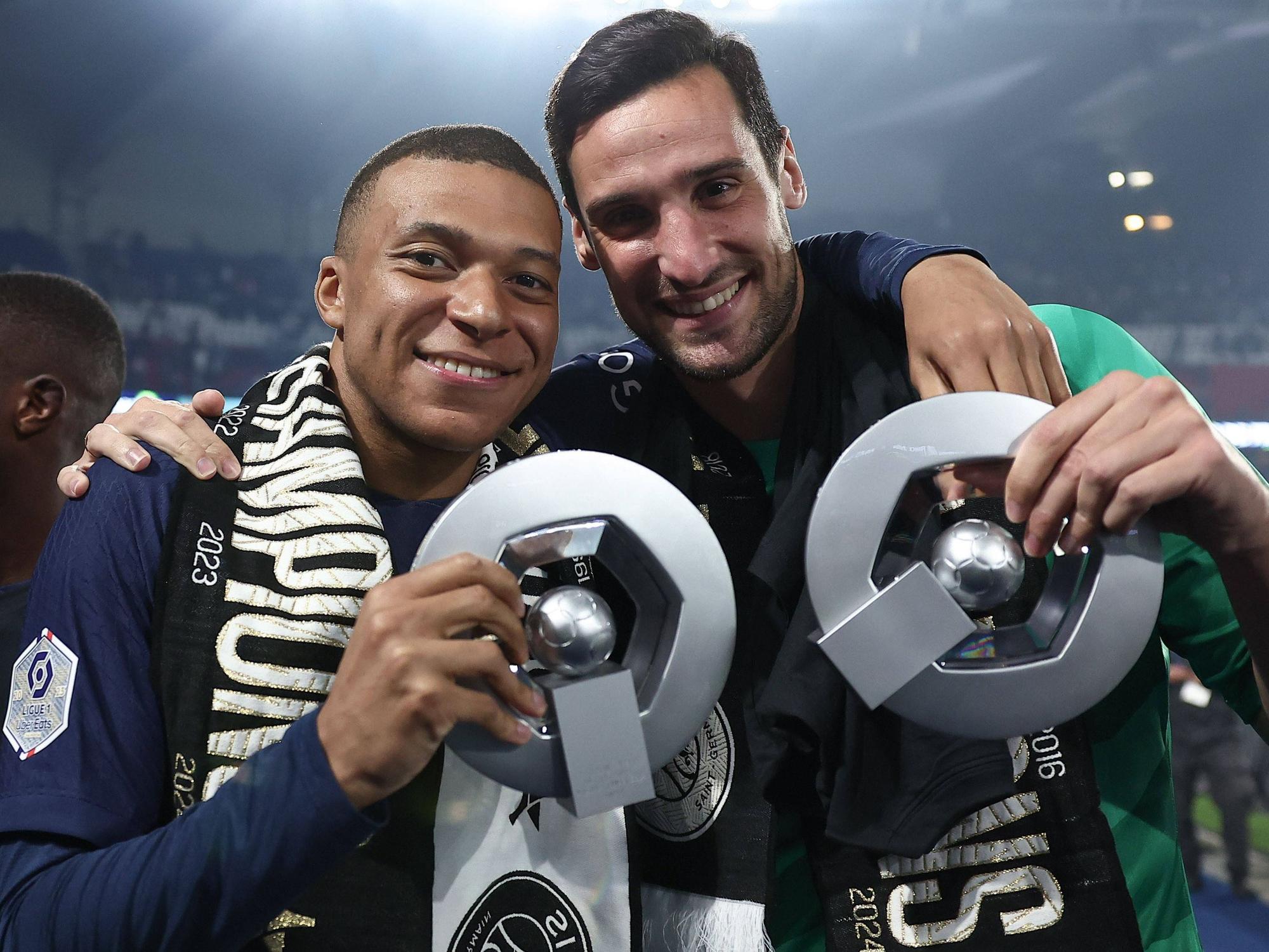 Kylian Mbappé und Sergio Rico feierten am 12. Mai 2024 die französische Meisterschaft mit der Trophee de la Ligue 1.