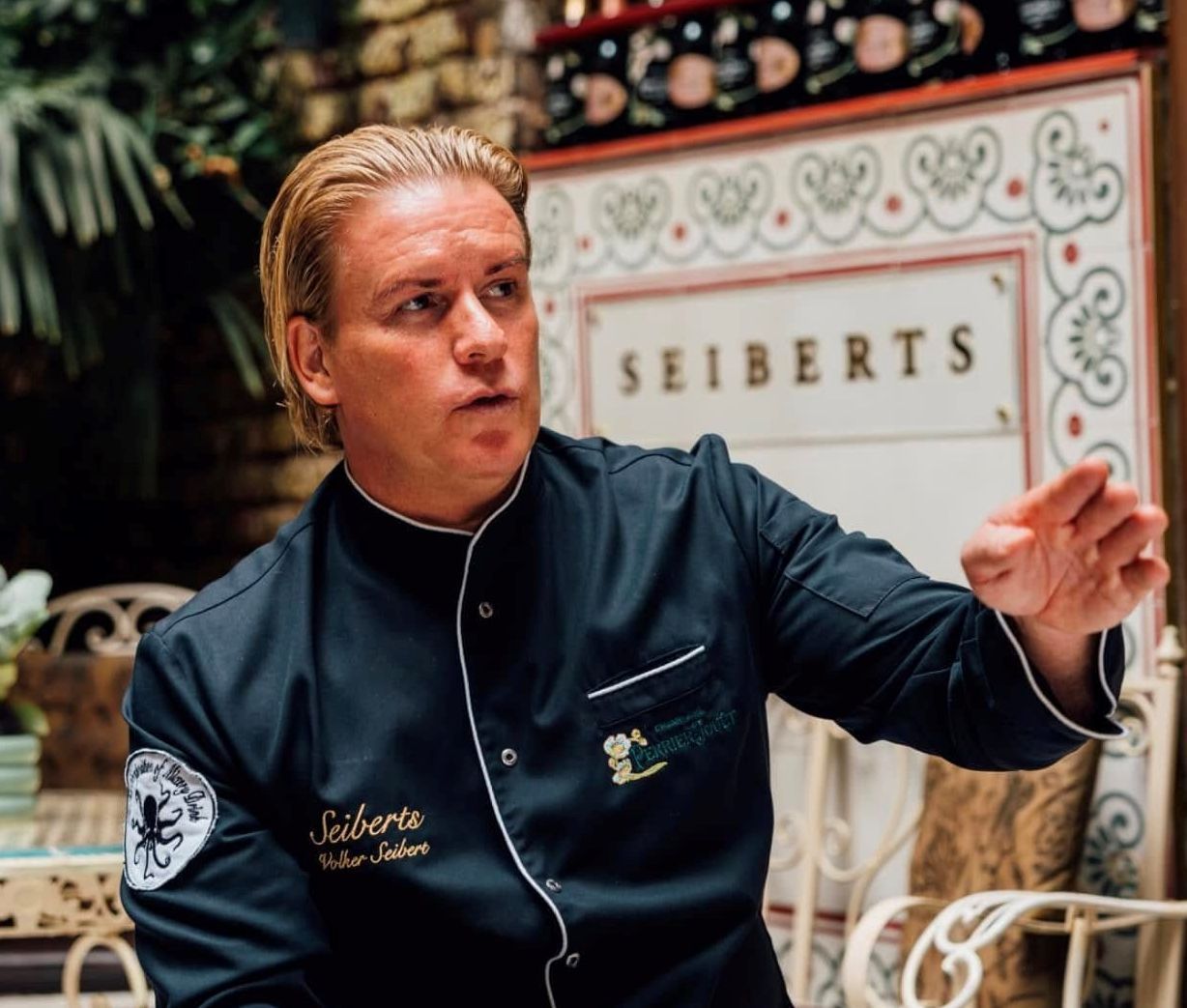 Volker Seibert gestikuliert in seiner Cocktailbar (von ihm selbst zur Verfügung gestellt)