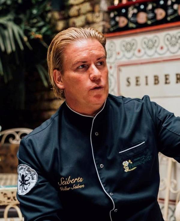 Volker Seibert gestikuliert in seiner Cocktailbar (von ihm selbst zur Verfügung gestellt)