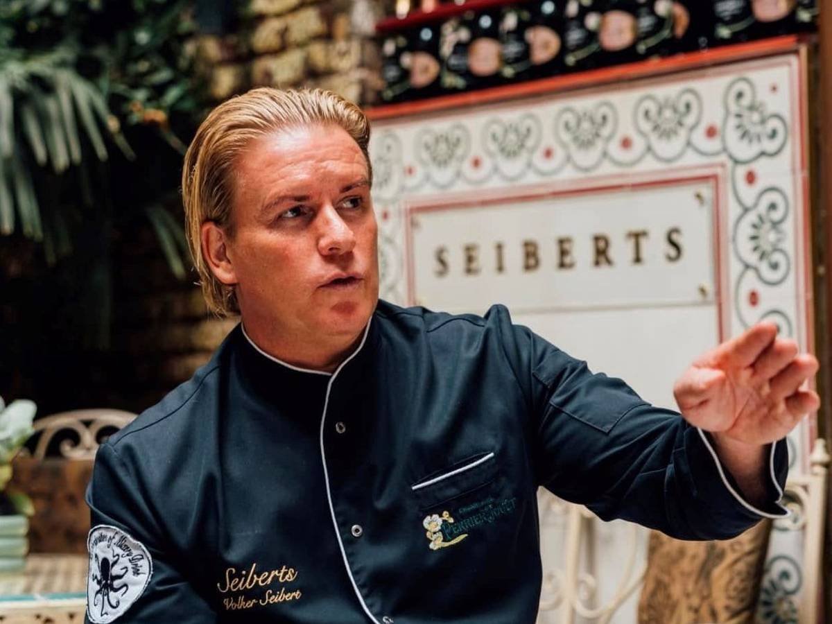 Volker Seibert gestikuliert in seiner Cocktailbar (von ihm selbst zur Verfügung gestellt)