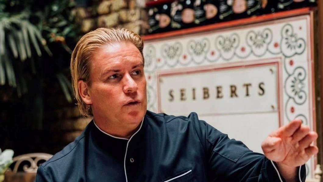 Volker Seibert gestikuliert in seiner Cocktailbar (von ihm selbst zur Verfügung gestellt)