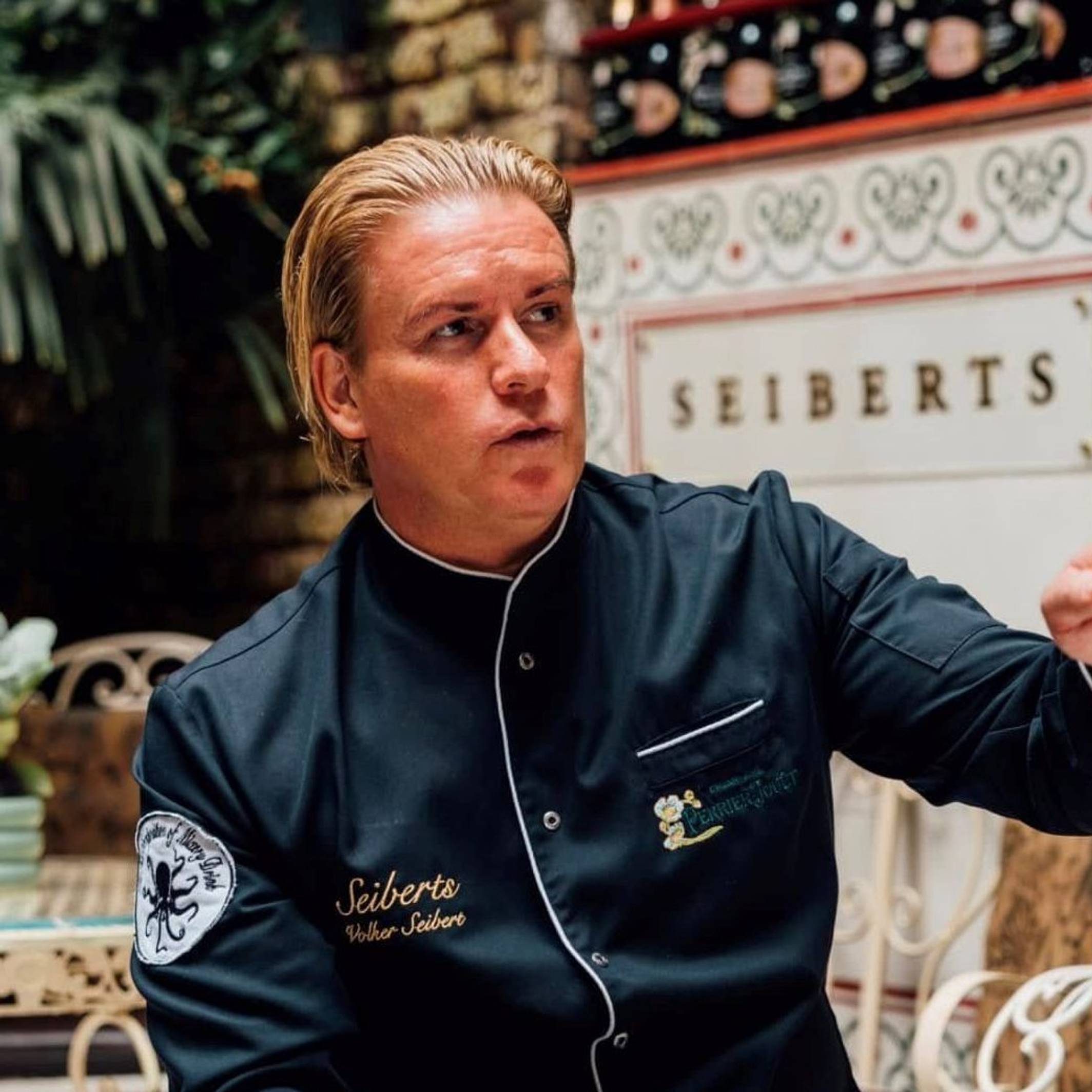 Volker Seibert gestikuliert in seiner Cocktailbar (von ihm selbst zur Verfügung gestellt)