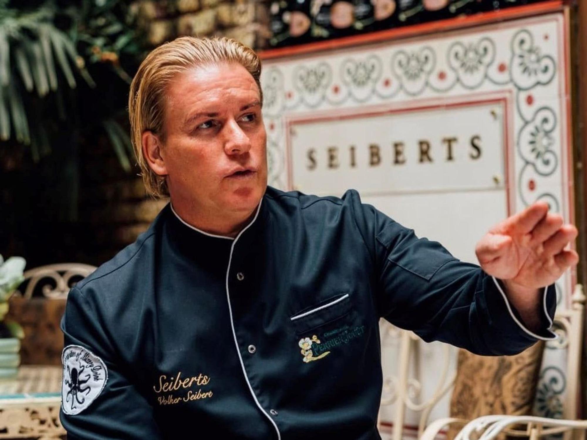 Volker Seibert gestikuliert in seiner Cocktailbar (von ihm selbst zur Verfügung gestellt)