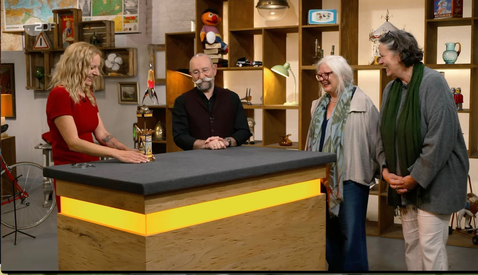 Expertin Annika schätzte den Litfaßsäulen-Wert auf 250 bis 300 Euro.  (Bild: ZDF)