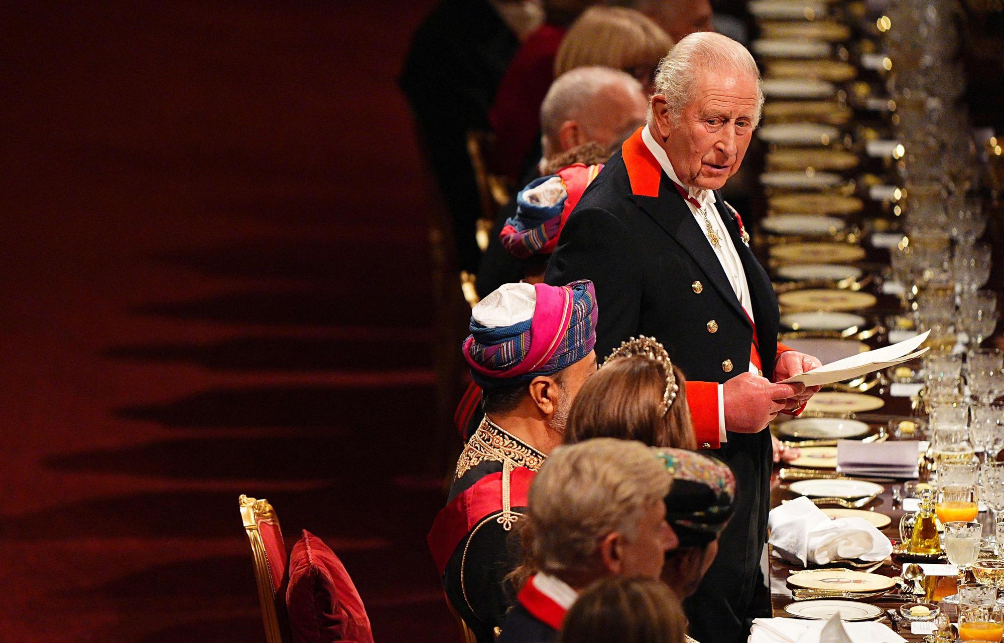 König Charles III. hält beim Staatsbankett auf Schloss Windsor am 20. Oktober 2026 eine Rede.