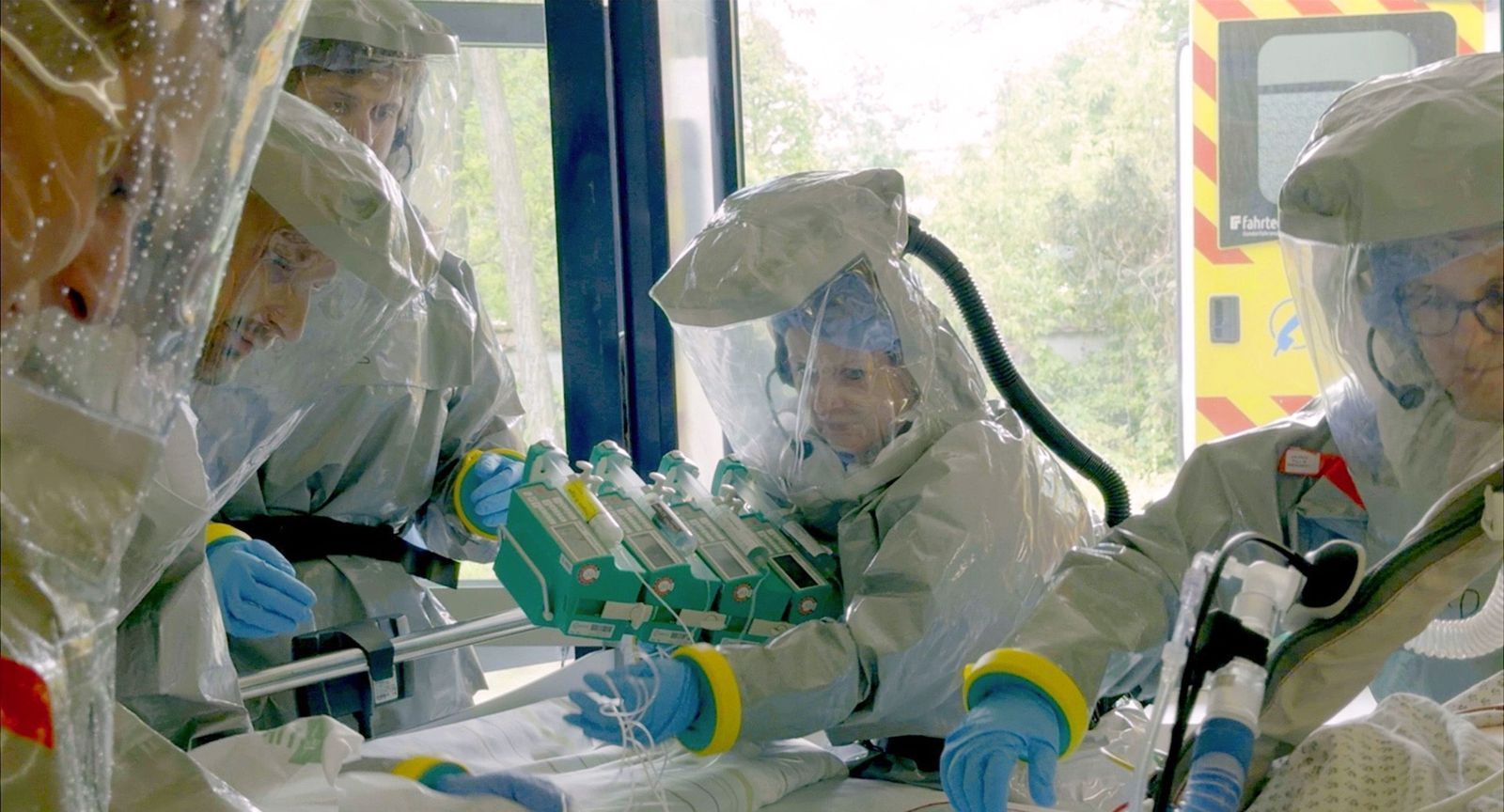 Training auf der Sonderisolierstation der Charité: Krankenhäuser müssen auf neue Bedrohungsszenarien vorbereitet sein. (Bild: rbb / DOCDAYS / Sven Klöpper)