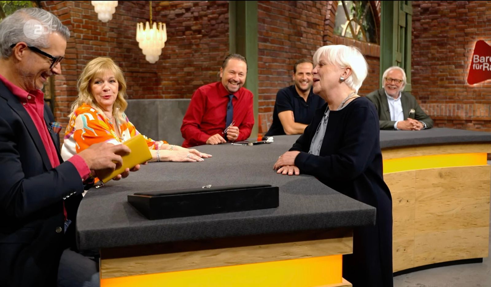 „Sie sehen, ich brauche eine Brosche!“ Händler Anaisio Guedes zahlte 730 Euro.  (Bild: ZDF)