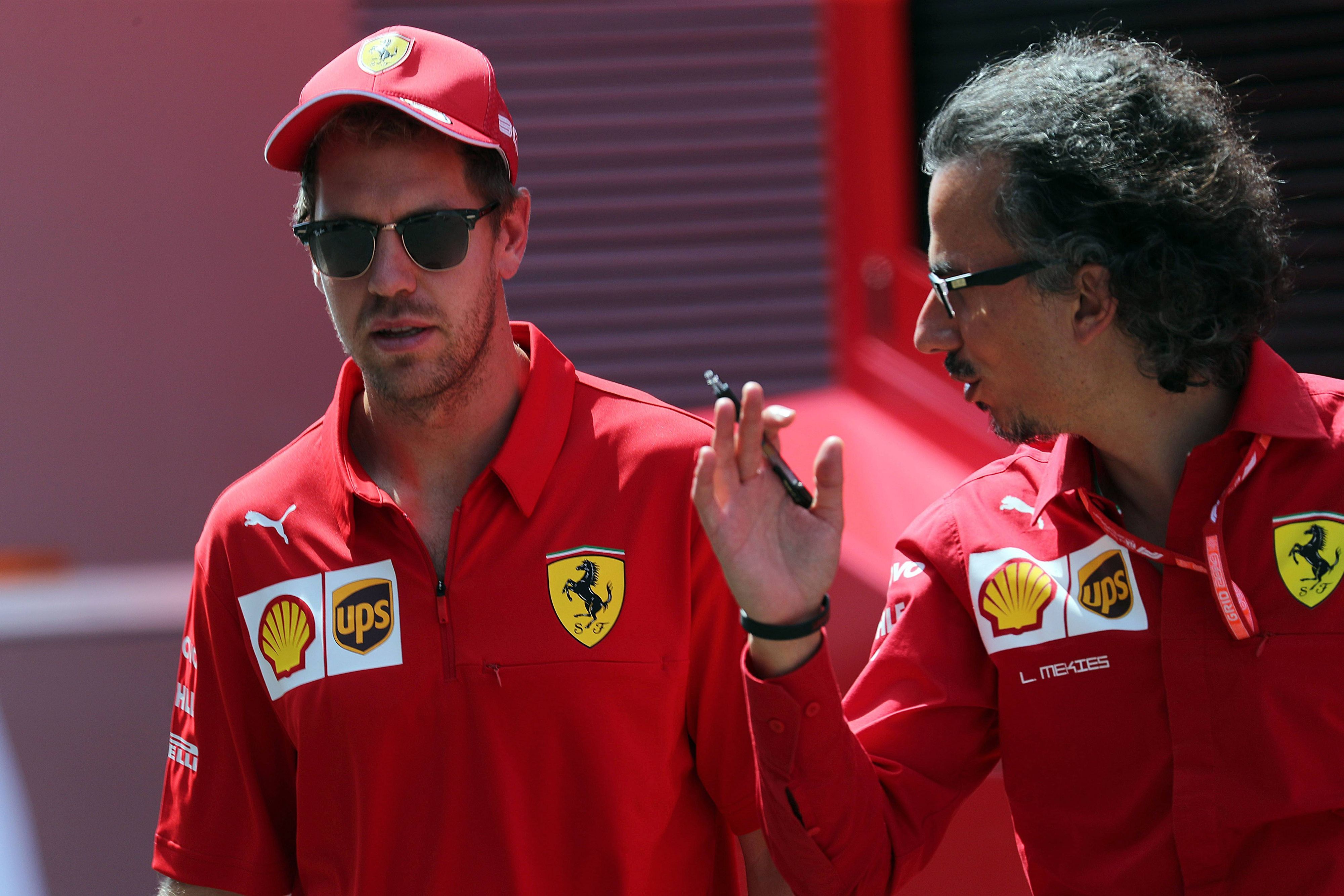 Sebastian Vettel im Gespräch mit dem damaligen Ferrari-Sportdirektor Laurent Mekies.