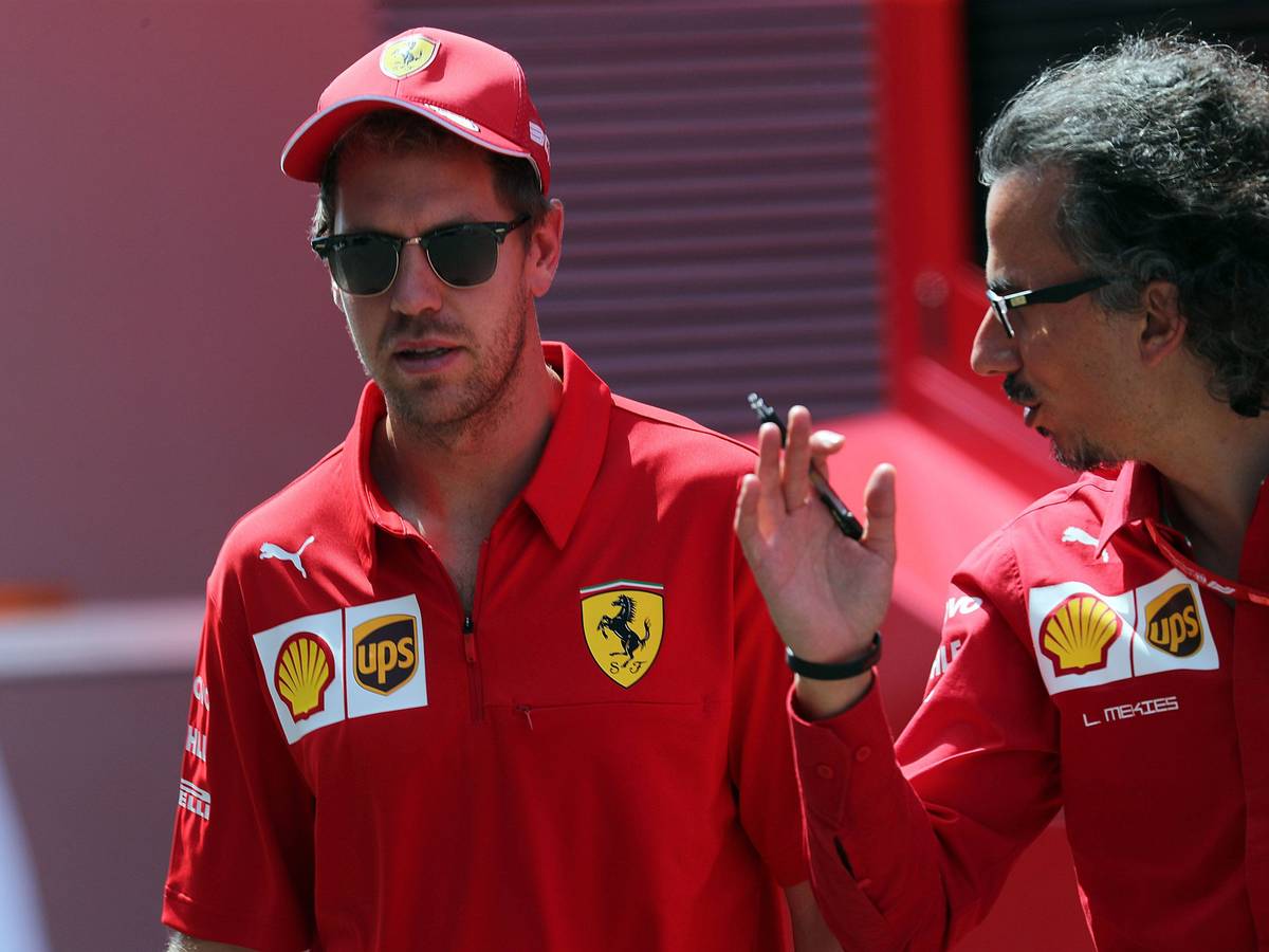 Sebastian Vettel im Gespräch mit dem damaligen Ferrari-Sportdirektor Laurent Mekies.