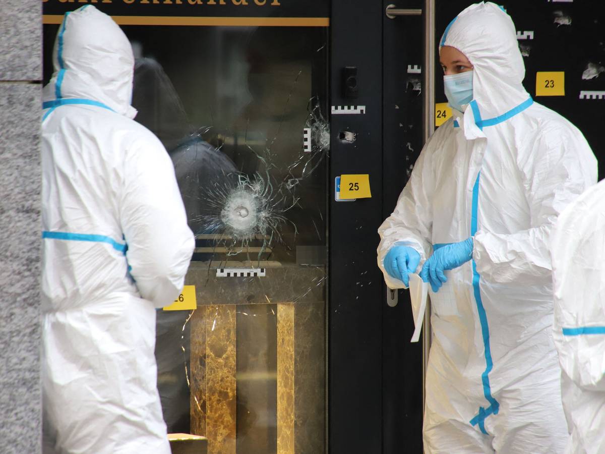 Zwei Einsatzkräfte in Schutzanzügen arbeiten am Einsatzort.