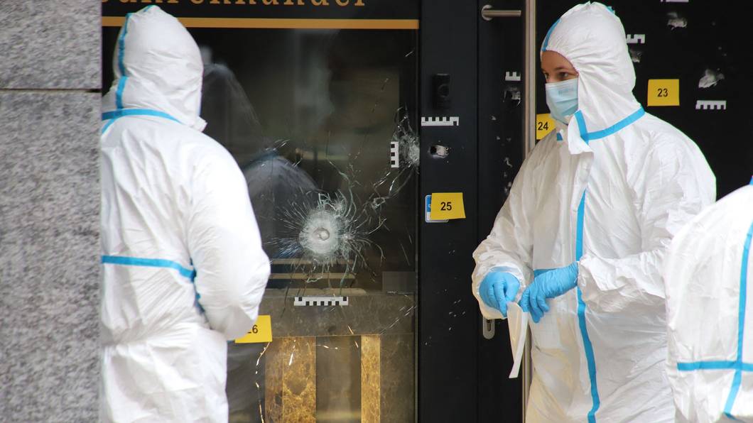 Zwei Einsatzkräfte in Schutzanzügen arbeiten am Einsatzort.