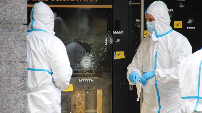 Zwei Einsatzkräfte in Schutzanzügen arbeiten am Einsatzort.