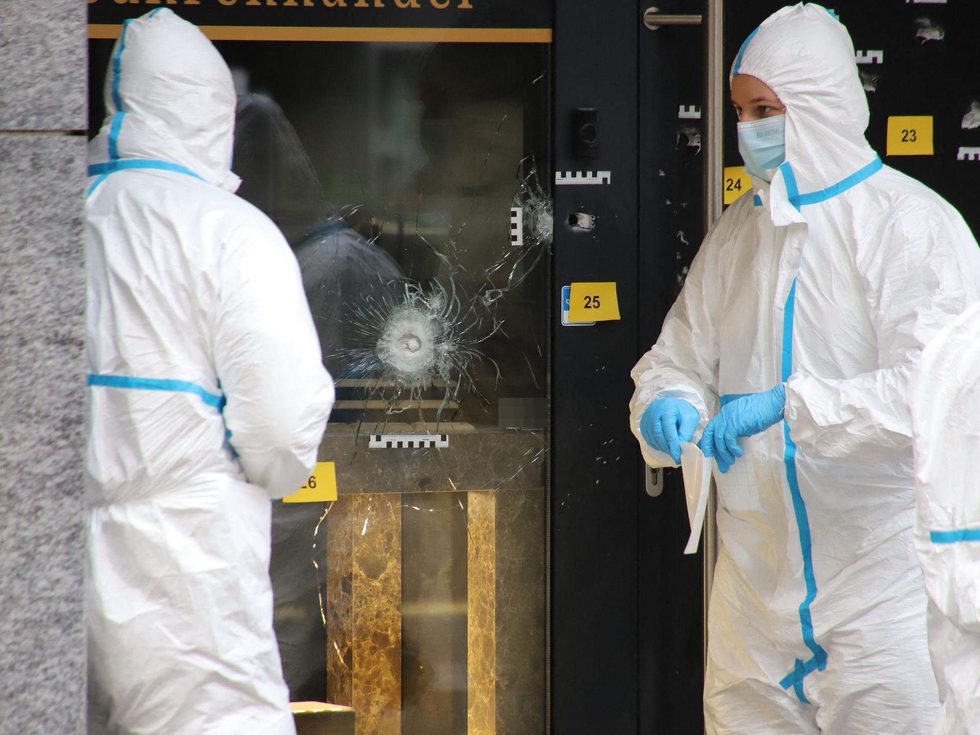 Zwei Einsatzkräfte in Schutzanzügen arbeiten am Einsatzort.