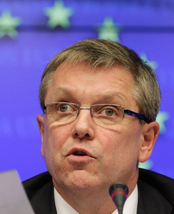 György Matolcsy spricht im Gebäude des Europäischen Rates.