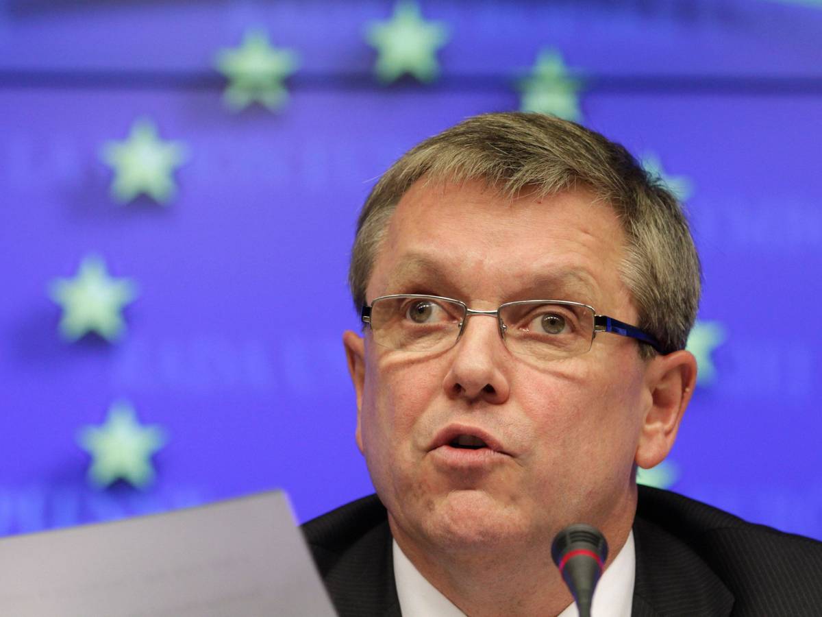 György Matolcsy spricht im Gebäude des Europäischen Rates.