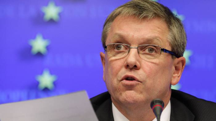 György Matolcsy spricht im Gebäude des Europäischen Rates.