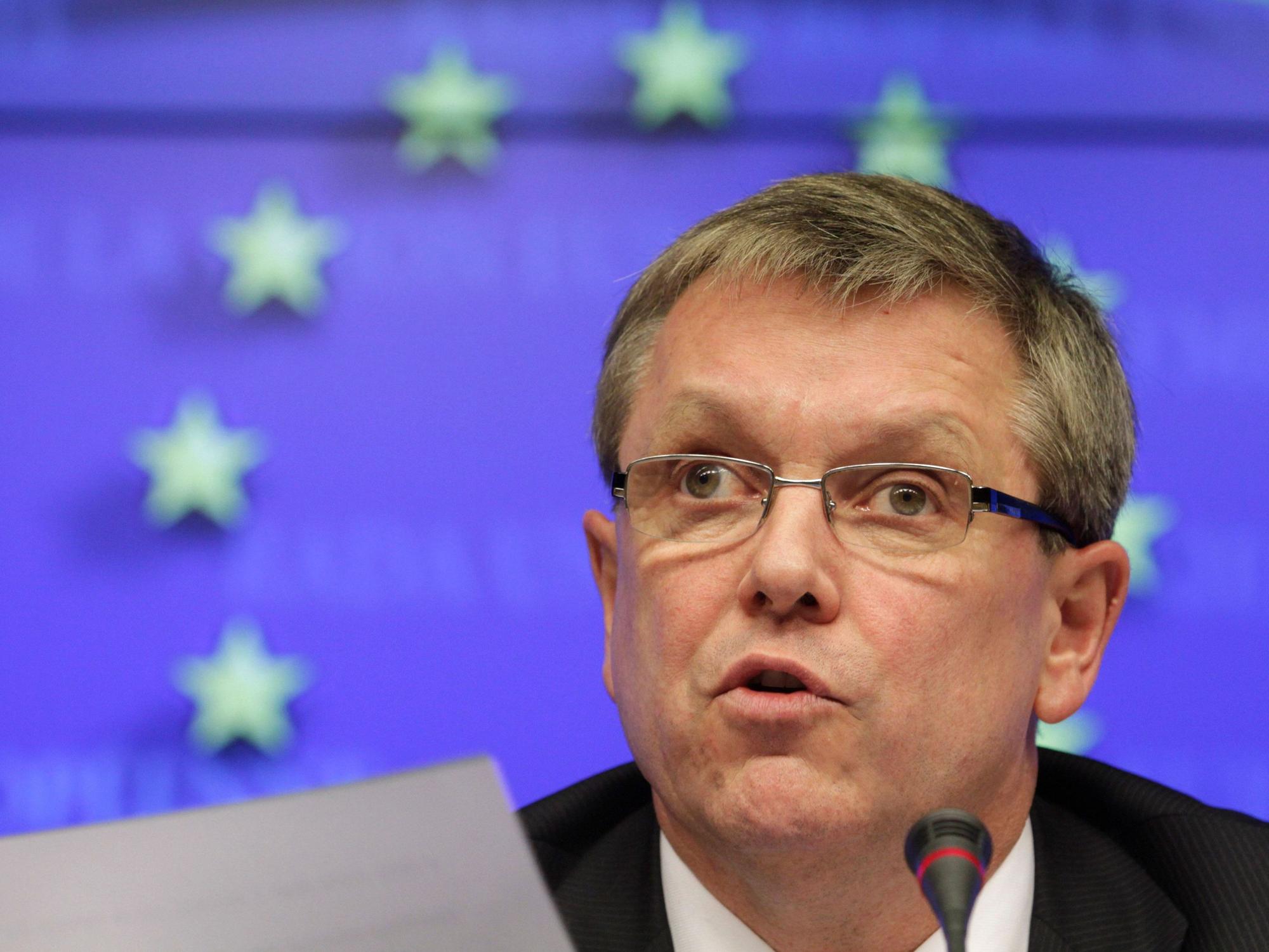 György Matolcsy spricht im Gebäude des Europäischen Rates.