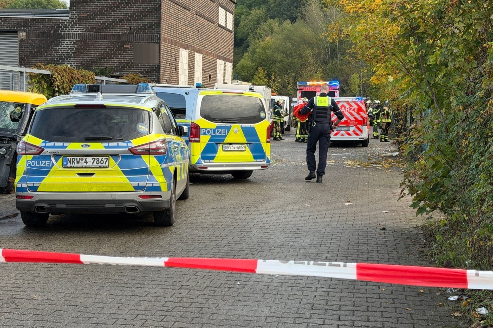 Einsatzkräfte haben in Bochum einen Toten in einer Lagerhalle gefunden.