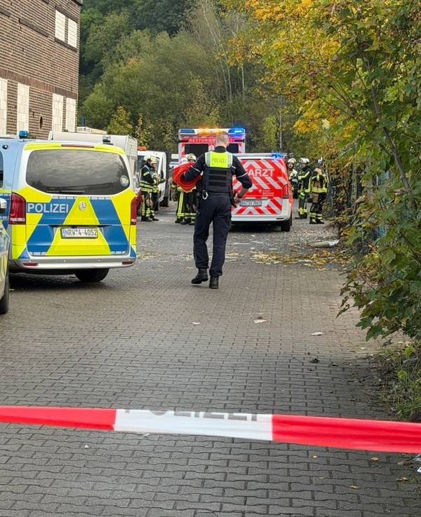 Einsatzkräfte haben in Bochum einen Toten in einer Lagerhalle gefunden.