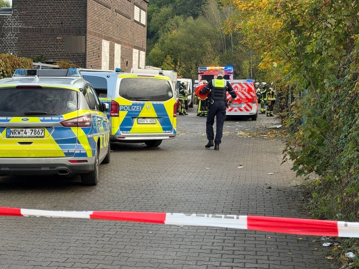 Einsatzkräfte haben in Bochum einen Toten in einer Lagerhalle gefunden.