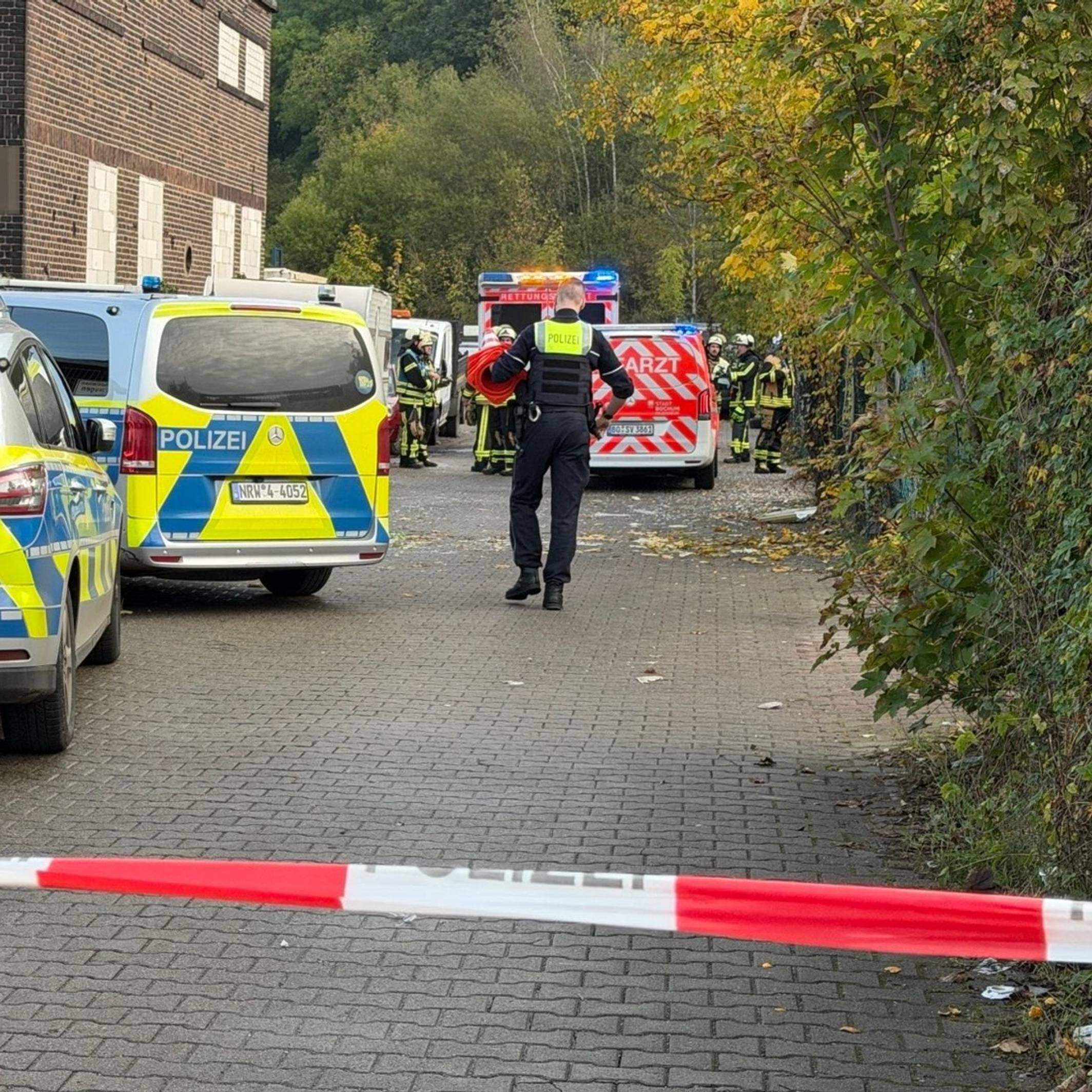 Einsatzkräfte haben in Bochum einen Toten in einer Lagerhalle gefunden.