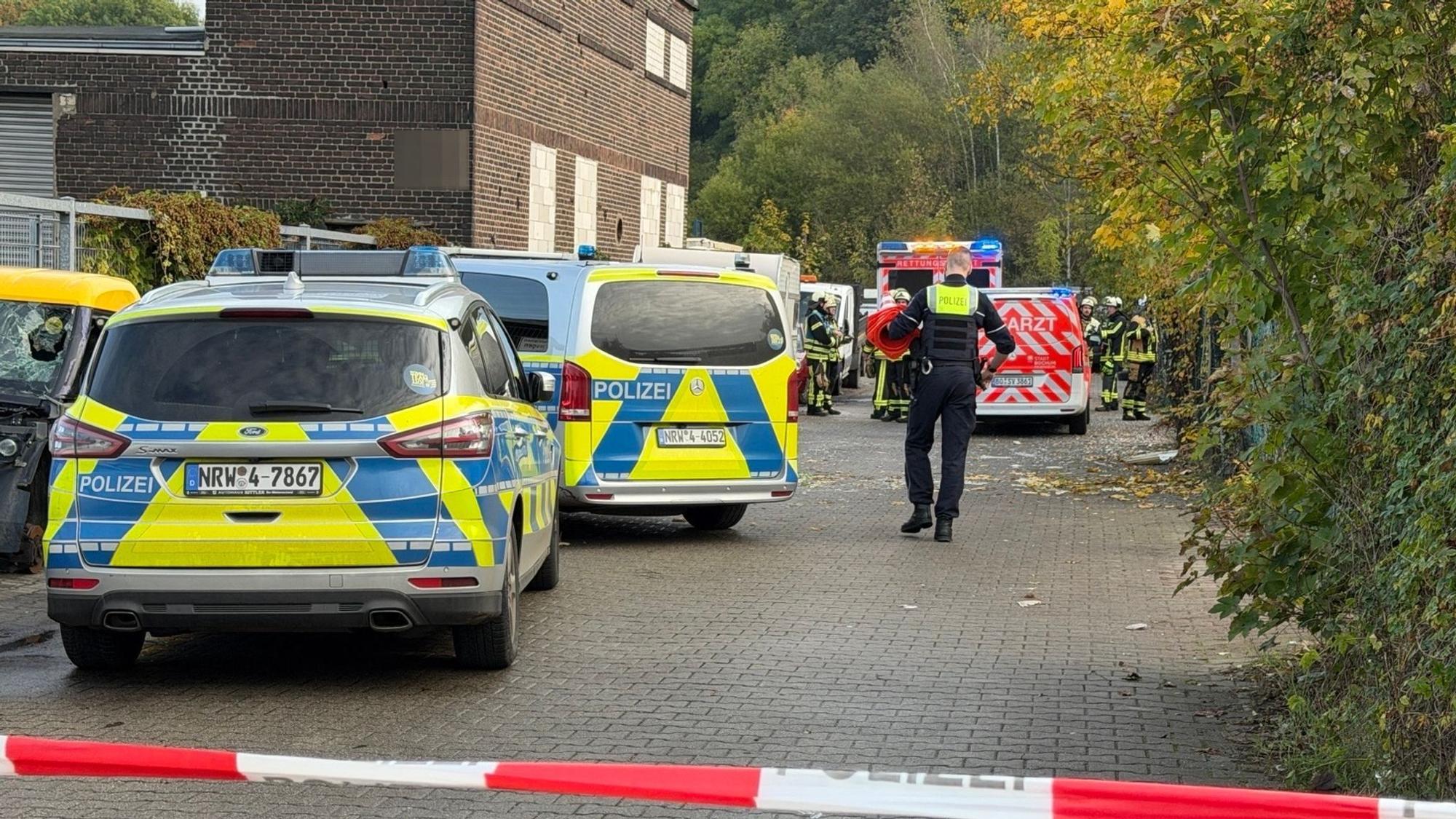 Einsatzkräfte haben in Bochum einen Toten in einer Lagerhalle gefunden.