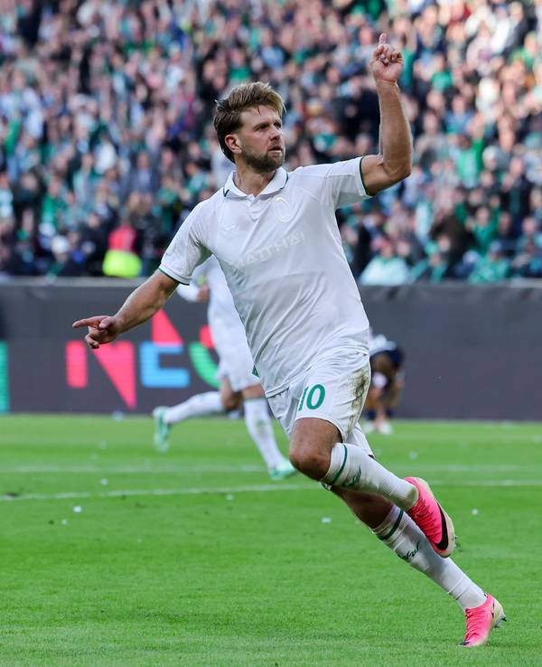 Niclas Füllkrug jubelt auf dem Fußballplatz.