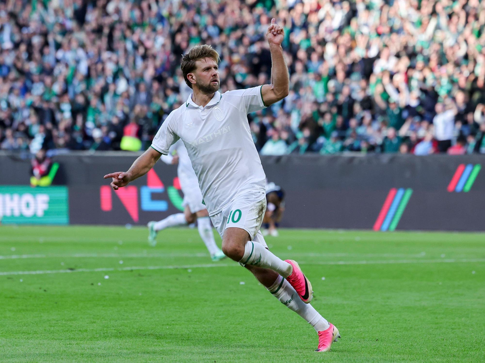 Niclas Füllkrug jubelt auf dem Fußballplatz.