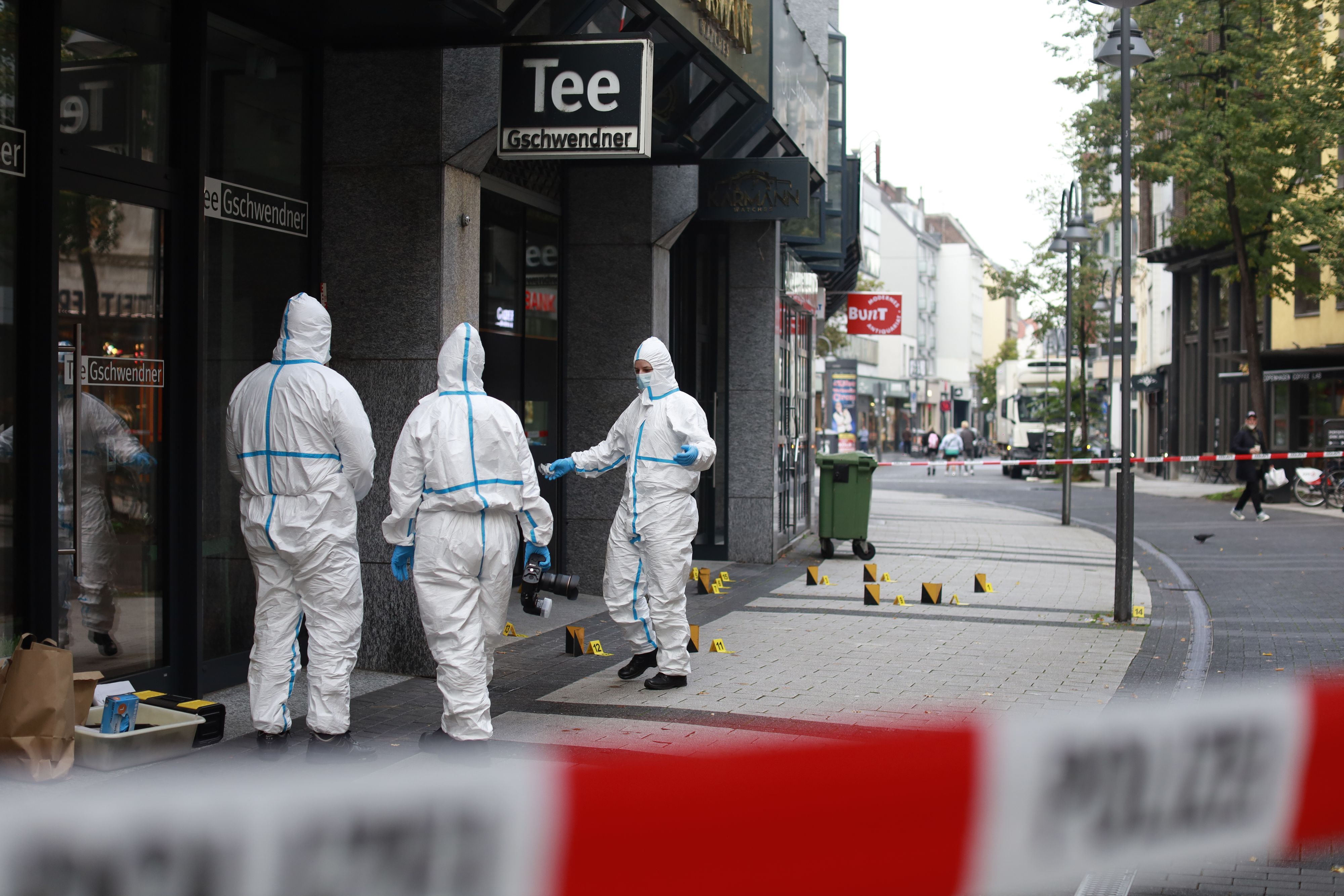 n der Breite Straße in der Kölner Innenstadt wurden am Mittwochmorgen (21. Oktober) gegen 3.52 Uhr mehrere Schüsse auf ein Fachgeschäft für hochwertige Uhren abgegeben. Die Polizei ermittelt.