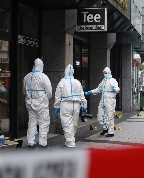 n der Breite Straße in der Kölner Innenstadt wurden am Mittwochmorgen (21. Oktober) gegen 3.52 Uhr mehrere Schüsse auf ein Fachgeschäft für hochwertige Uhren abgegeben. Die Polizei ermittelt.