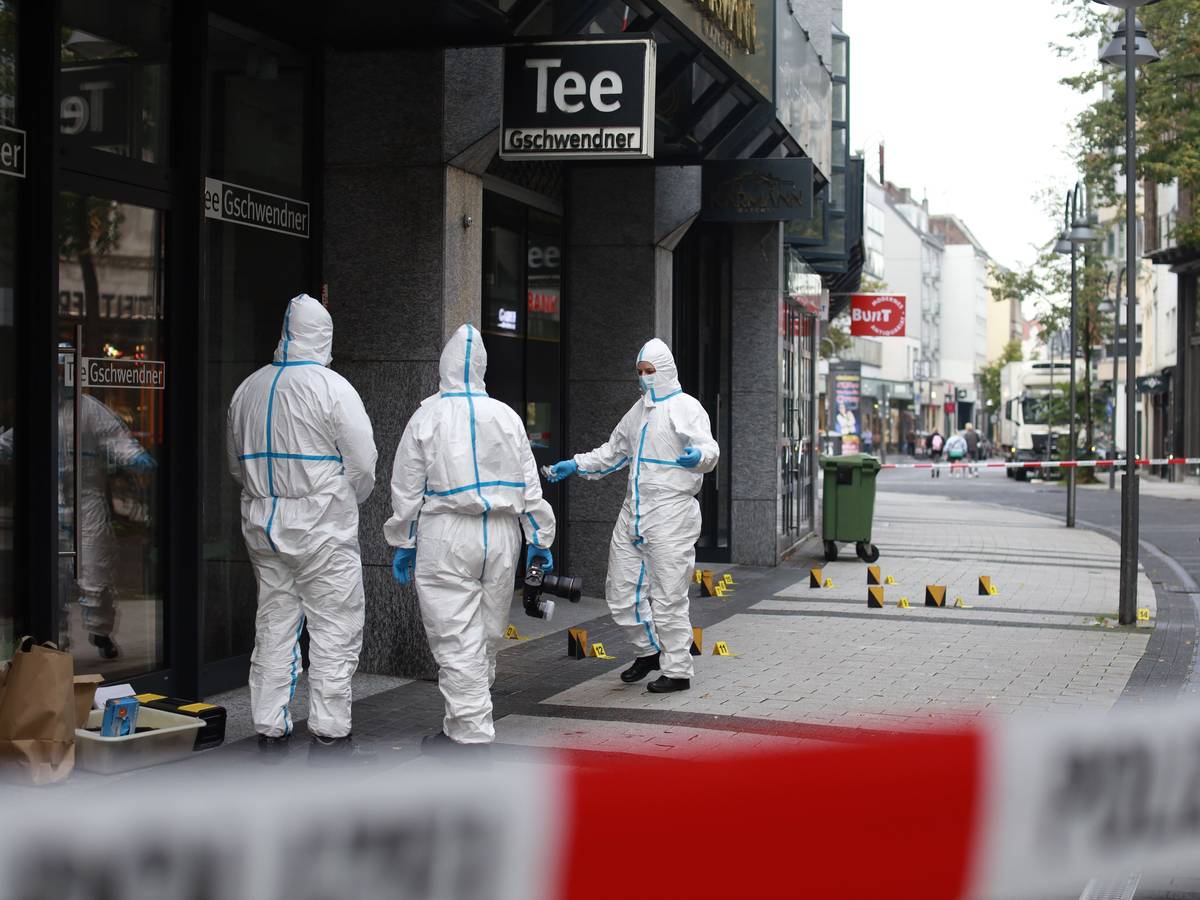 n der Breite Straße in der Kölner Innenstadt wurden am Mittwochmorgen (21. Oktober) gegen 3.52 Uhr mehrere Schüsse auf ein Fachgeschäft für hochwertige Uhren abgegeben. Die Polizei ermittelt.