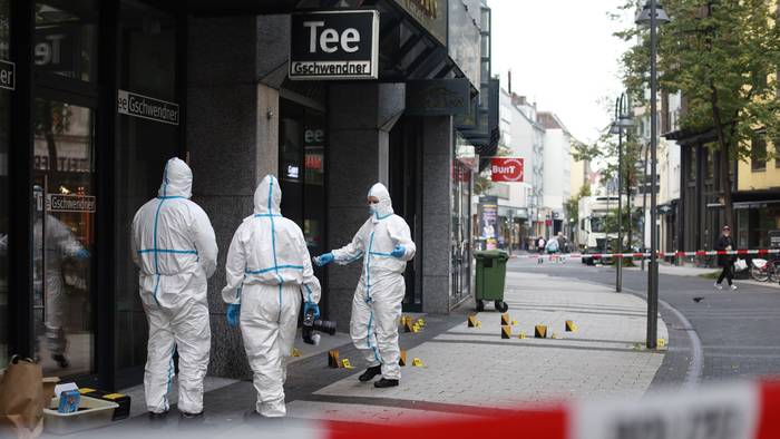 n der Breite Straße in der Kölner Innenstadt wurden am Mittwochmorgen (21. Oktober) gegen 3.52 Uhr mehrere Schüsse auf ein Fachgeschäft für hochwertige Uhren abgegeben. Die Polizei ermittelt.