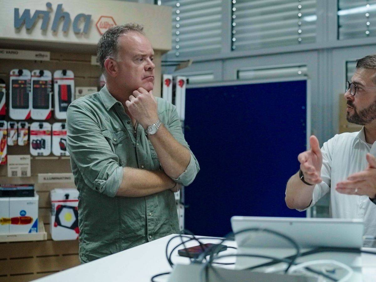Wilhelm Hahn (rechts), Geschäftsführer des Familienunternehmens Wiha Werkzeuge, berichtet Christian Sievers von den Schwierigkeiten des Exportgeschäfts. (Bild: ZDF / Sebastian Wagner)