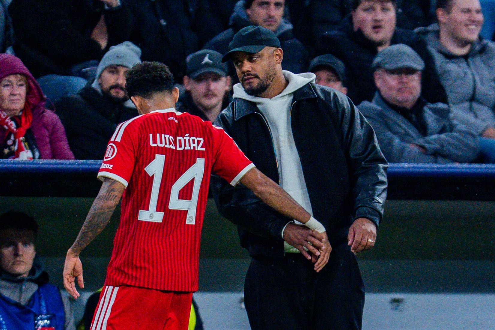 Luis Diaz bei der Auswechselung mit Vincent Kompany.
