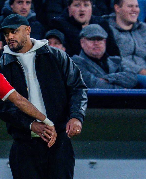 Luis Diaz bei der Auswechselung mit Vincent Kompany.
