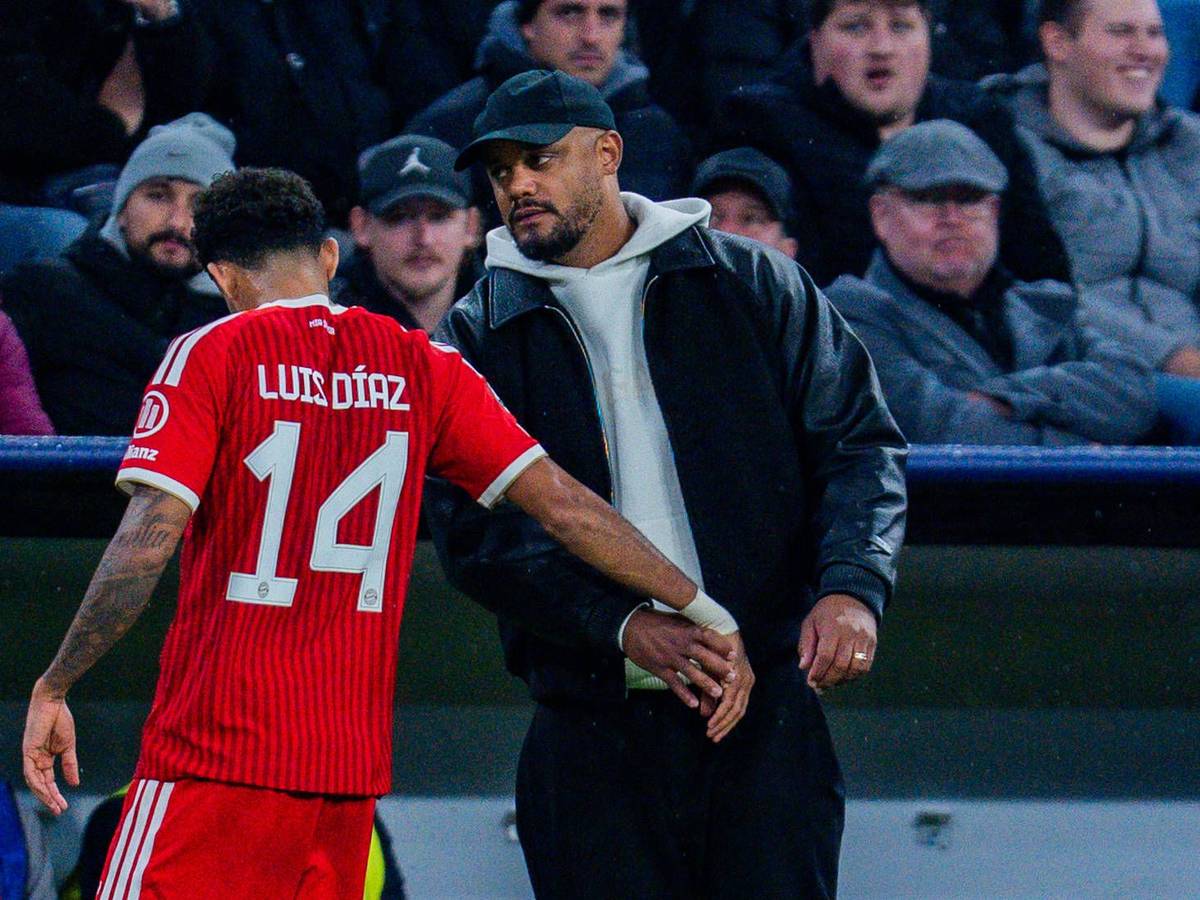 Luis Diaz bei der Auswechselung mit Vincent Kompany.