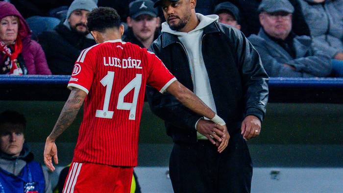 Luis Diaz bei der Auswechselung mit Vincent Kompany.
