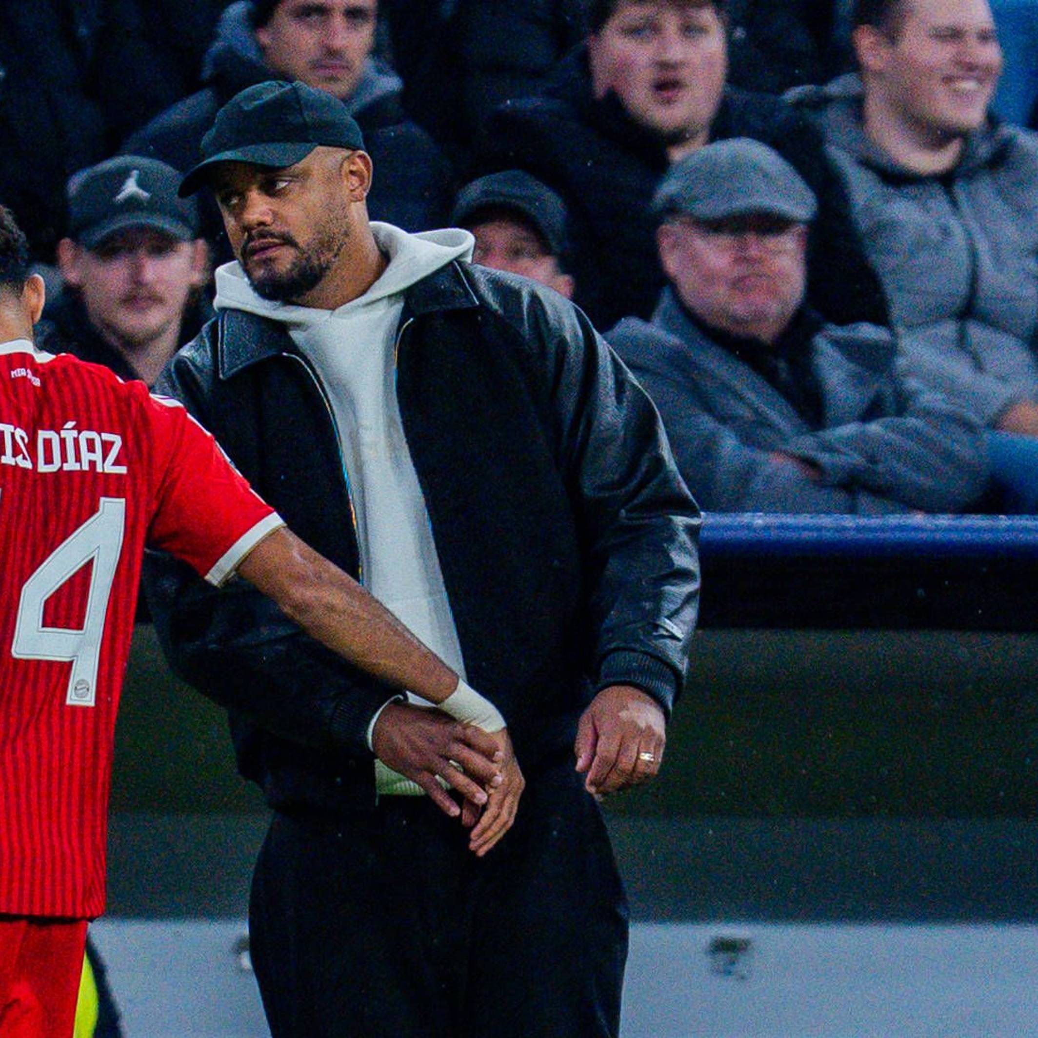 Luis Diaz bei der Auswechselung mit Vincent Kompany.